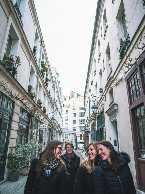 Séance famille, la mère et ses 3 filles, photo extérieure, Bastille, Paris